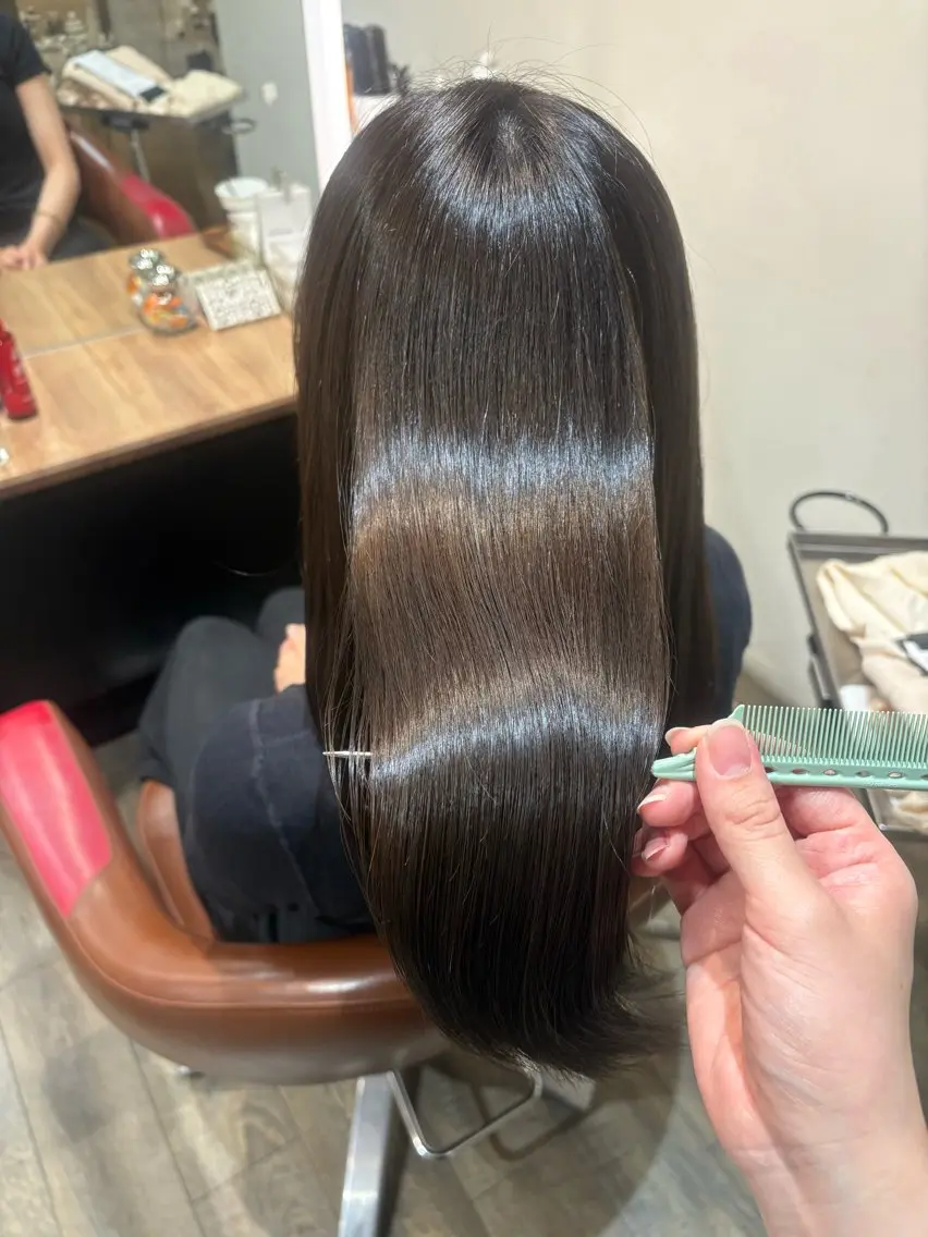 セミロング カラー カット ヘアカラー トリートメント 顔周りレイヤー/ 縮毛矯正/ 岡本美優のヘアスタイル