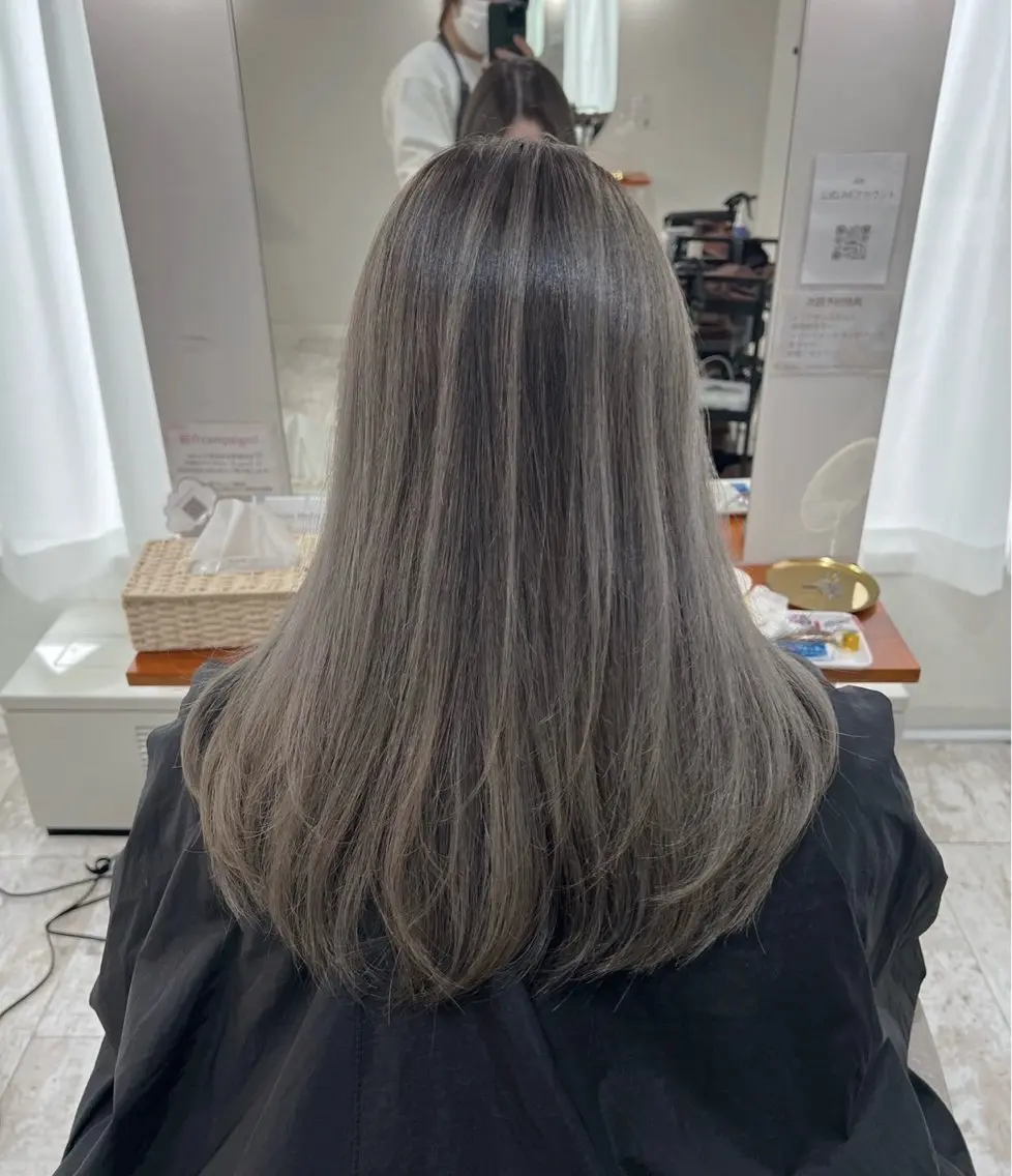 セミロング カラー バレイヤージュ ダークグレー ダークグレージュ グレージュ レイヤーカット ヘアカラー トリートメント 指名数No.1 /NAOYAのヘアスタイル