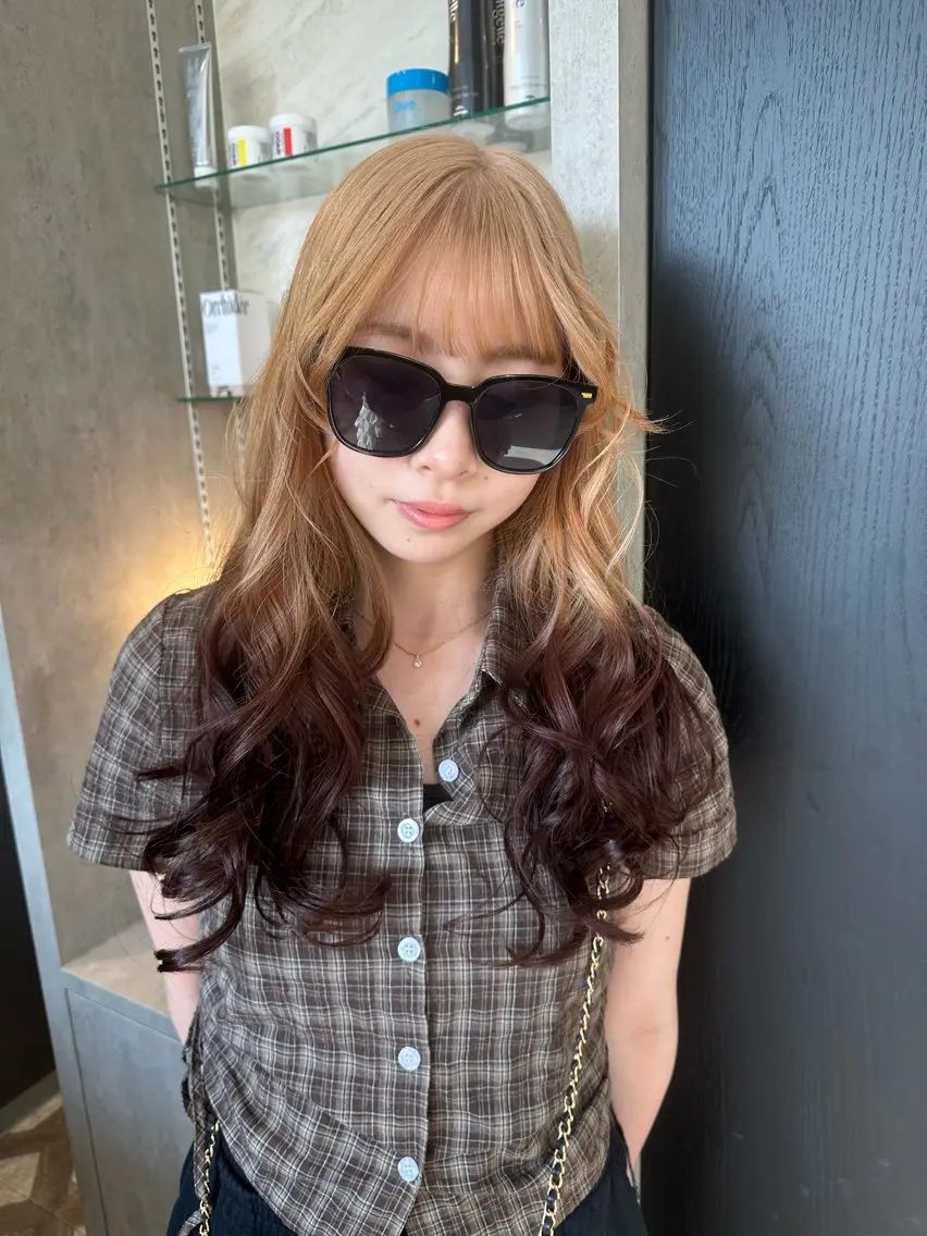 セミロング カラー ブリーチ ボルドーカラー カシス ピンクカラー 髪質改善 ヘアカラー 天神暖色カラー レイヤー・髪質改善のヘアスタイル