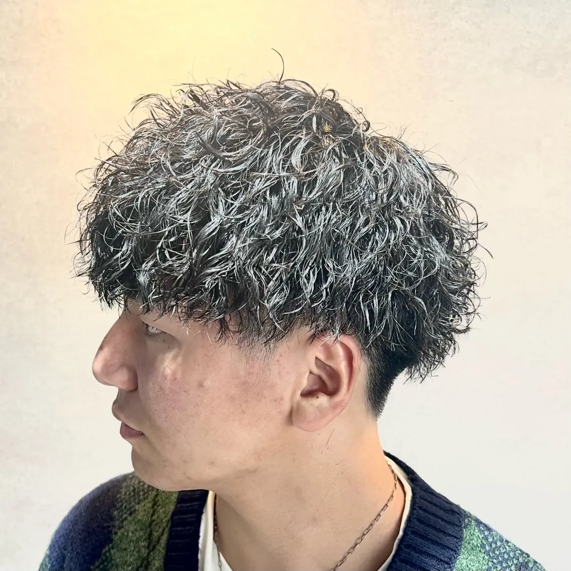 ショート カラー パーマ ヘアアレンジ メンズ センターパート メンズハイライト メンズメッシュ マッシュ メンズパーマ 仕上がり満足度No. 1🔥BLUCK🔥のヘアスタイル