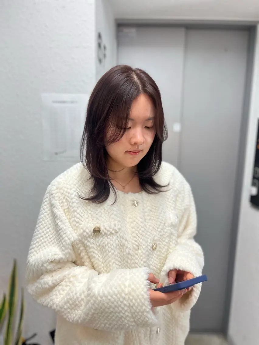 ミディアム カット ヘアカラー トリートメント 塩川ももこ/ 自然な縮毛矯正のヘアスタイル