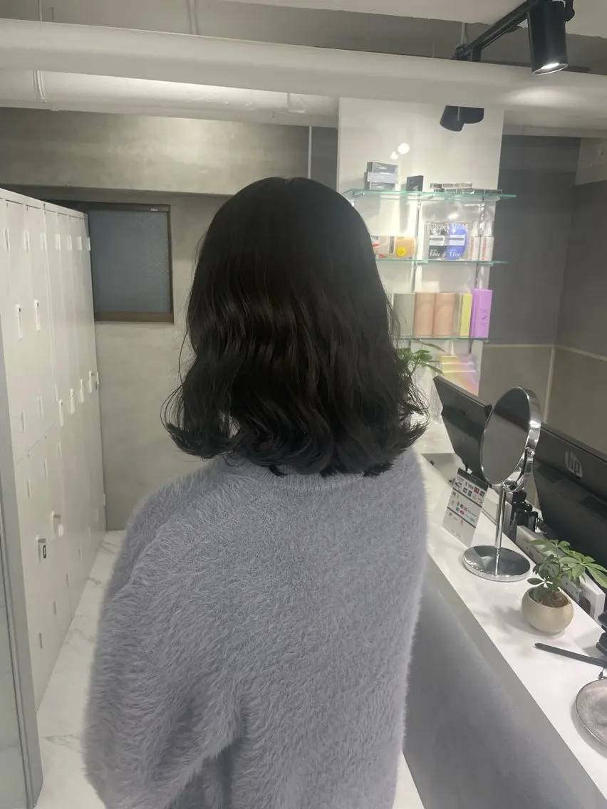 ミディアム カラー グレージュ オリーブグレージュ オリーブグレー yuzuna ハイトーン 天神のヘアスタイル