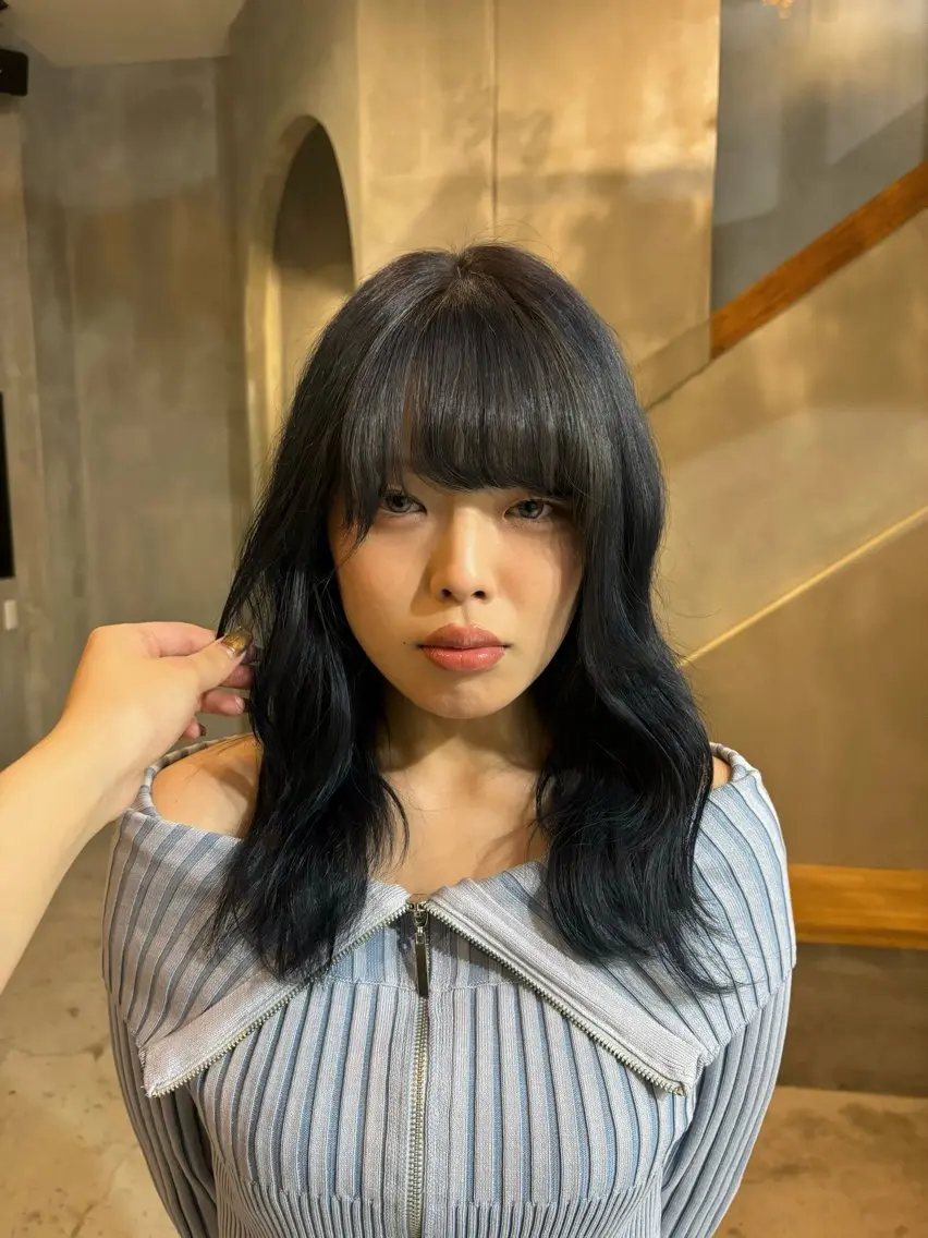 ミディアム カラー 黒髪 ブリーチ ブルーカラー ブルーブラック 透明感カラー 小西 萌々香のヘアスタイル