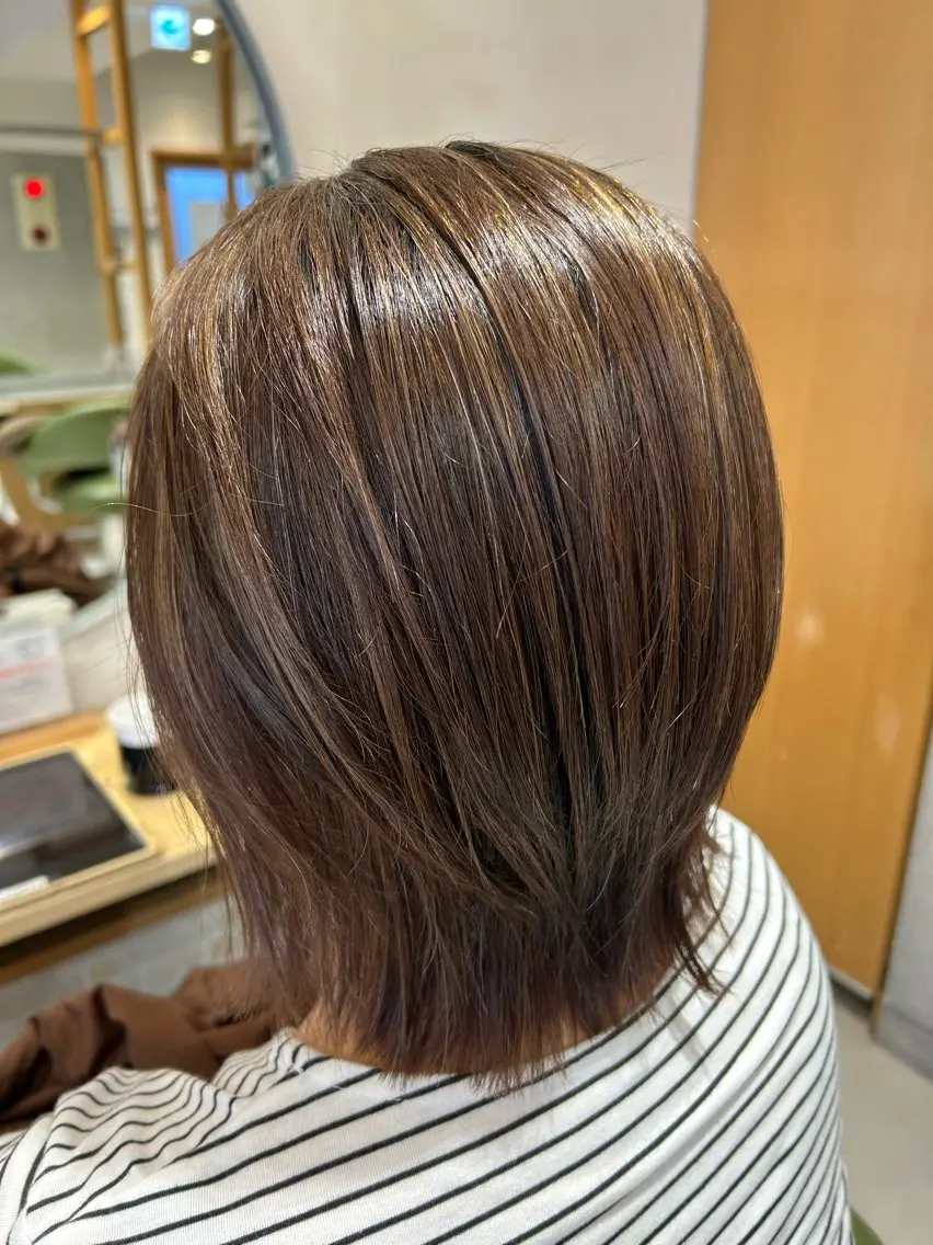 ミディアム カラー ハイライトカラー レイヤーカットのヘアスタイル