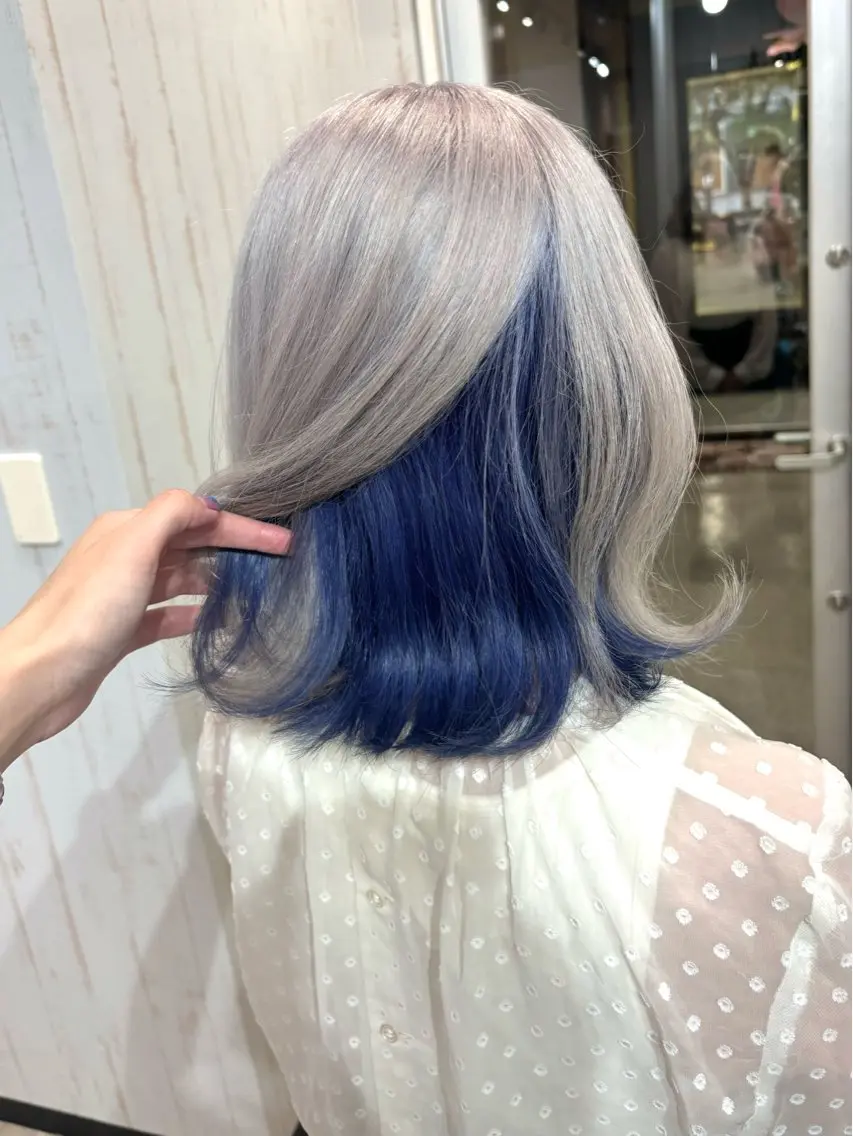 ミディアム カラー ブリーチ シルバー ホワイトシルバー 桑原 由理のヘアスタイル