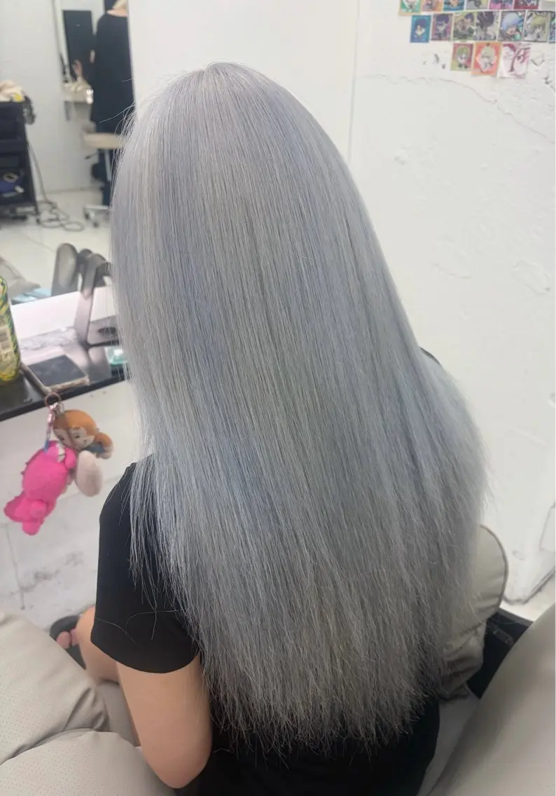 ロング カラー シルバー ヘアカラー トリートメント 三尾 樺緒のヘアスタイル