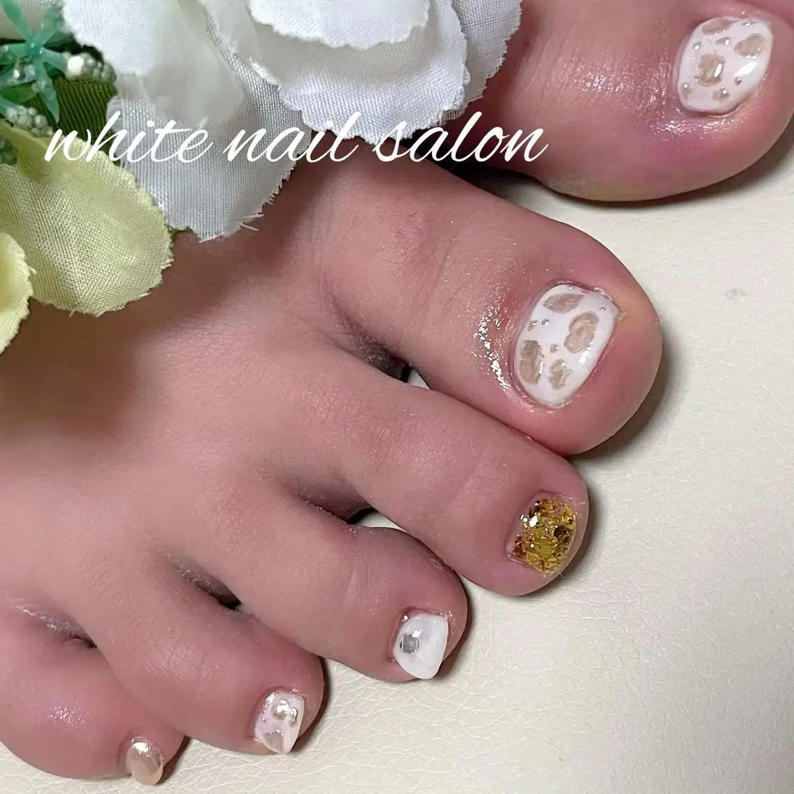 ネイル フットネイル ジェルネイル ハードジェル ラメ(グリッター) 持ち込み フットネイル white nail salonのネイルデザイン