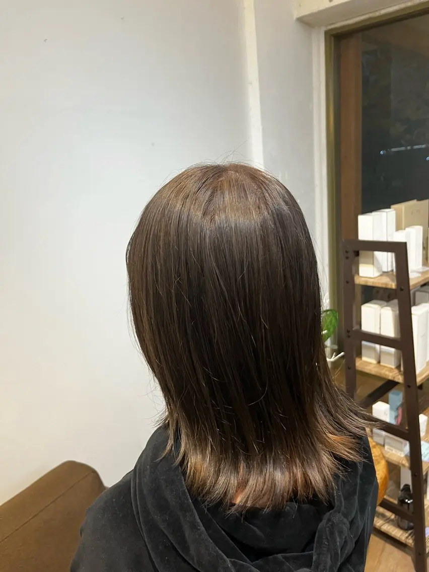 ミディアム カラー アッシュ ブリーチ ダブルカラー ハイトーンカラー シルバー 臺 佳連のヘアスタイル