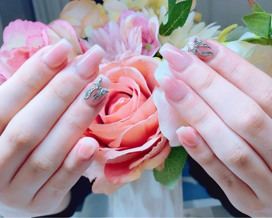 ネイル チークネイル ジェルネイル ハードジェル キラキラネイル ラメ(グリッター) Lilas Nailのネイルデザイン