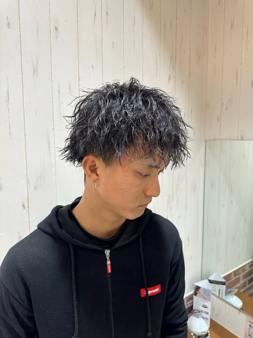 ショート パーマ メンズ メンズブリーチ ダウンパーマ メンズハイライト メンズインナーカラー メンズ韓国風 パーマ 中嶋 紘夢のヘアスタイル