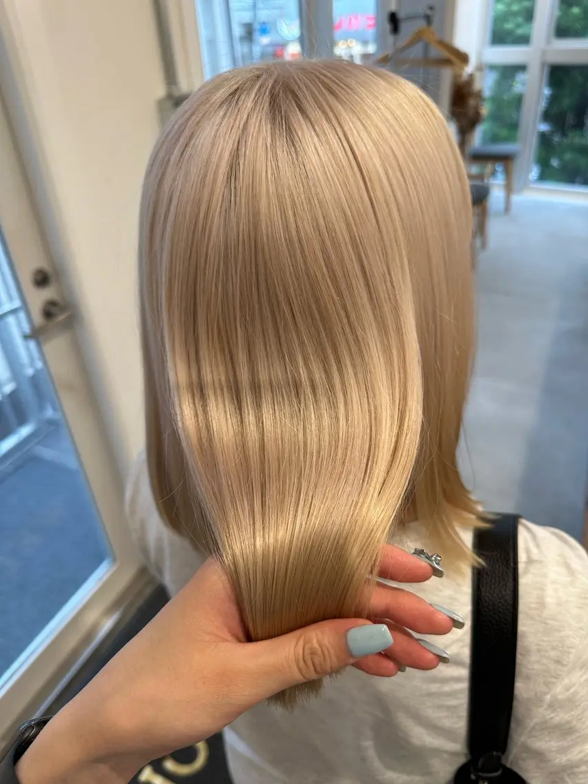ミディアム カラー ブロンド ホワイトブロンド 松本 莉央のヘアスタイル