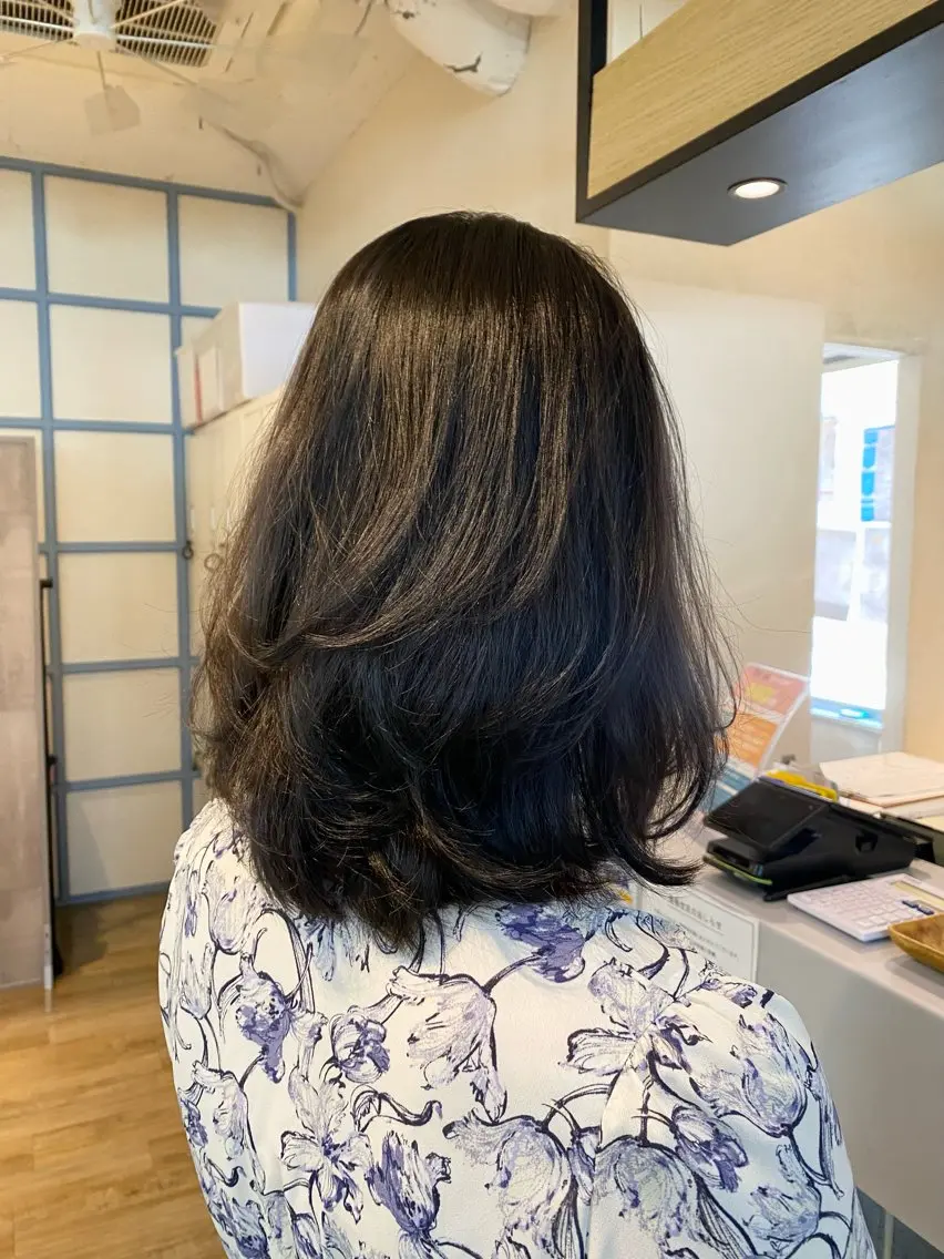 ミディアム レイヤーカット カット ヘアカラー トリートメント N°+aero 😊れいか😊のヘアスタイル