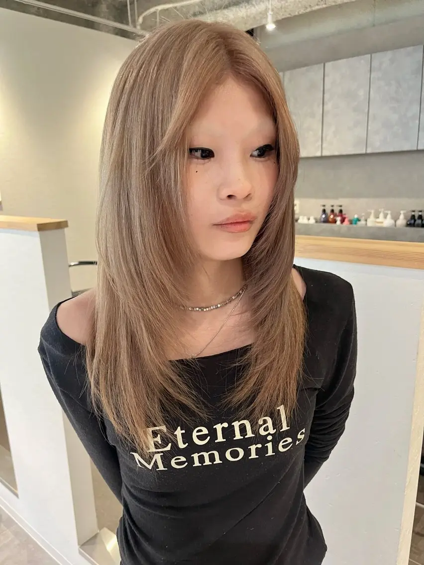 セミロング カラー ベージュカラー ブリーチ デザインカラー ダブルカラー ハイトーンカラー カット ヘアカラー トリートメント 桃果 momokaのヘアスタイル