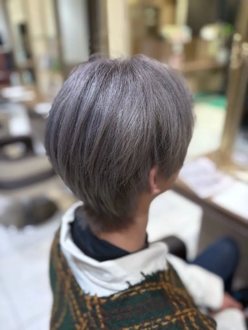 ショート カラー 伊東 なるのヘアスタイル