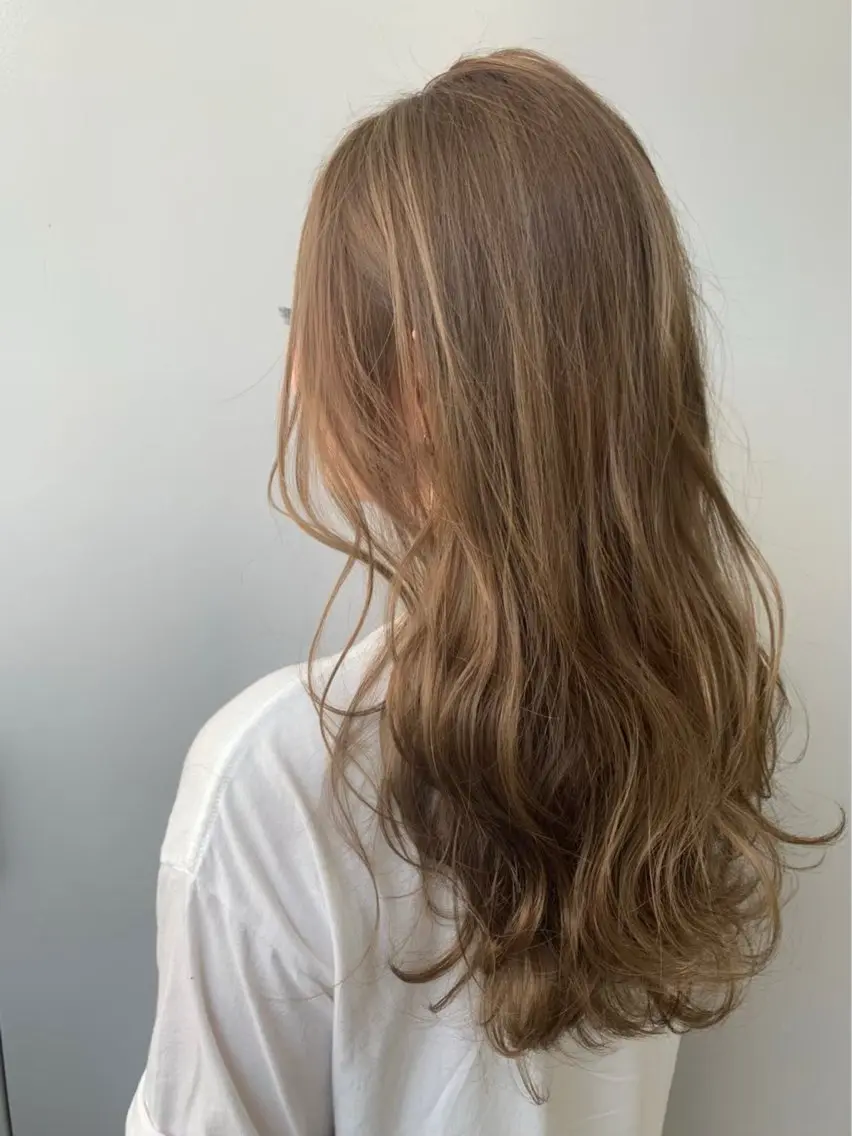 ロング カラー ベージュカラー ブラウンカラー イエローカラー SHOEI／艶カラー /レイヤーカットのヘアスタイル