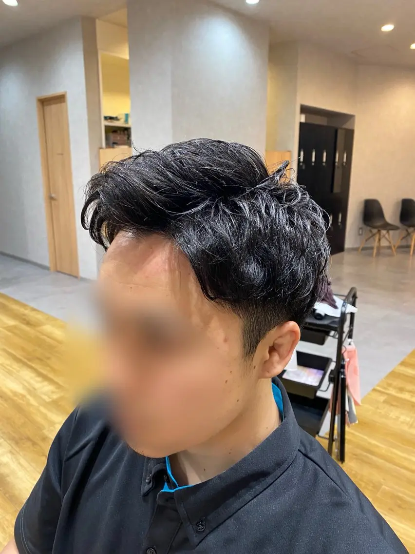 メンズ メンズパーマ レイヤーカット・透明 感カラー✨️春山栞菜のヘアスタイル