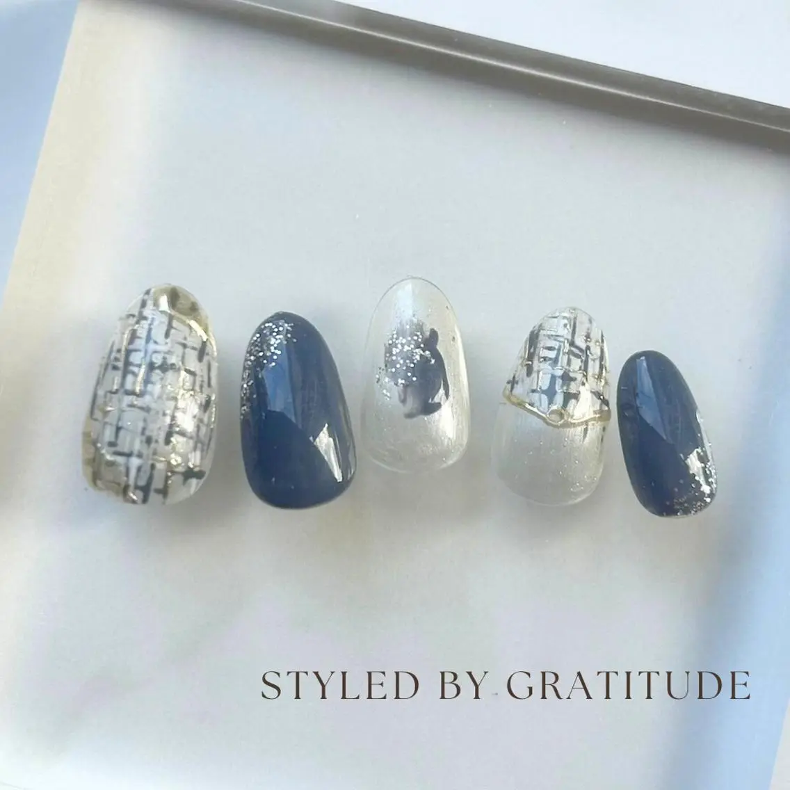 ネイル ネイビー シルバー ツイードネイル ハンドネイル gratitude seikoのネイルデザイン
