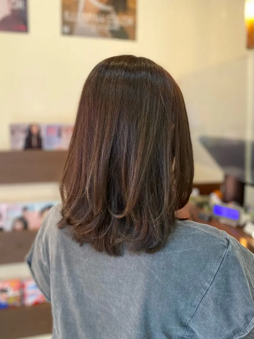ミディアム カラー ブラウンカラー くすみブラウン イルミナカラー くびれヘア くびれレイヤー カット ヘアカラー トリートメント Aphrodite 横手 亜紀のヘアスタイル