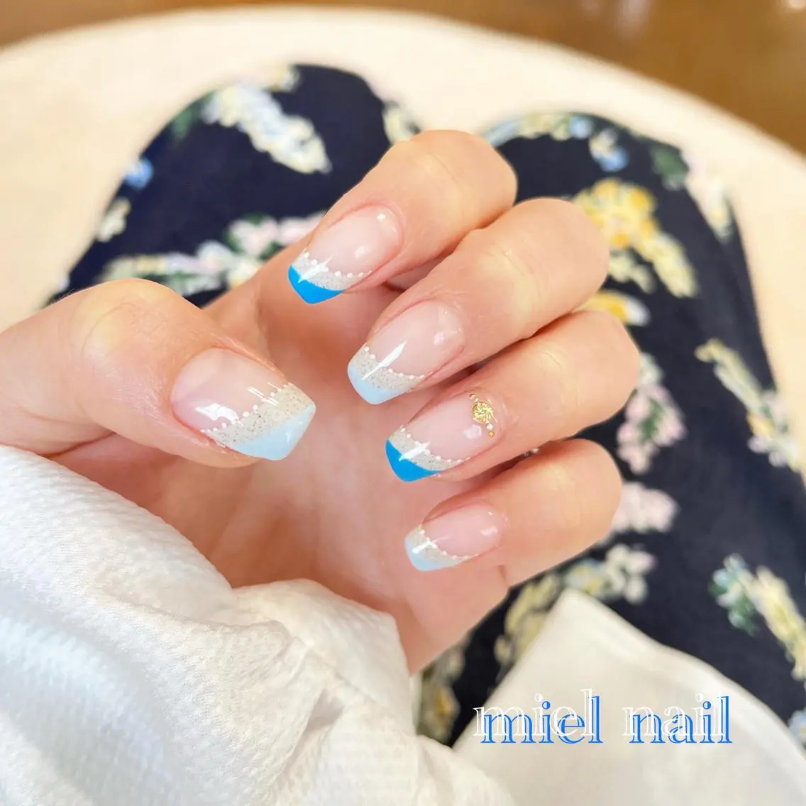 ネイル ブルー フレンチネイル 持ち込み 斜めフレンチ 春ネイル miel nailのネイルデザイン