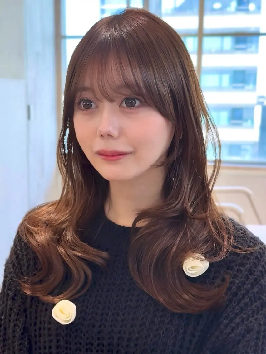 セミロング カット ヘアカラー トリートメント 表参道小顔カット前髪 割れ改善クロスパーマのヘアスタイル