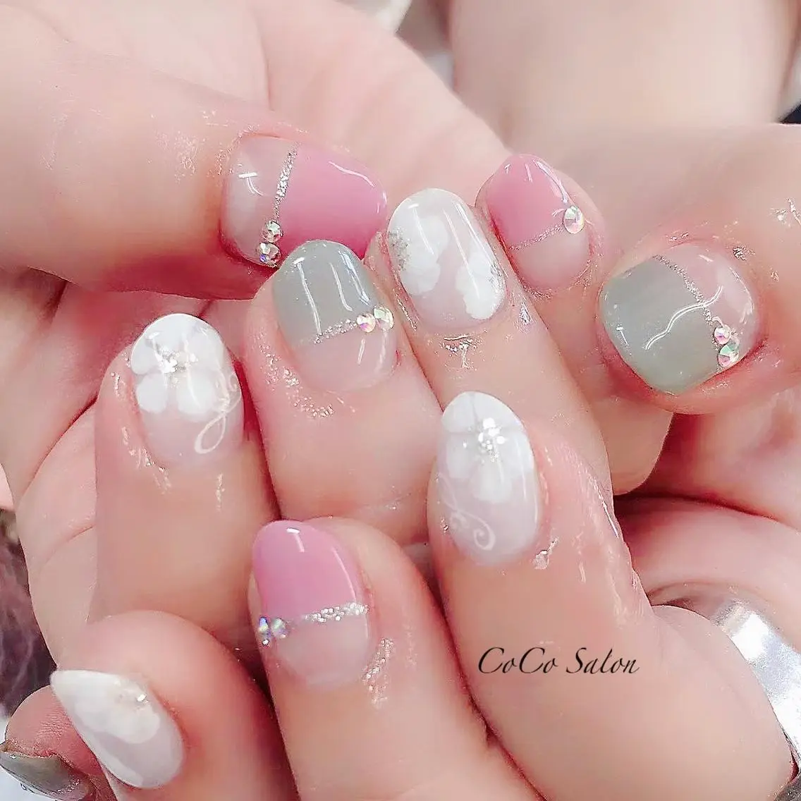 ネイル 長さ出し フラワーネイル フレンチネイル ジェルネイル グリーン ハンドネイル CoCoSalon ネイル/まつ毛予約のネイルデザイン