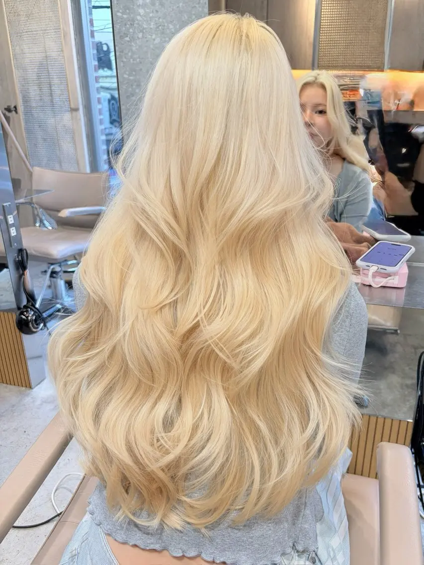 ロング カラー ヘアカラー トリートメント 失敗しないハイトーン ミルクティーベージュのヘアスタイル