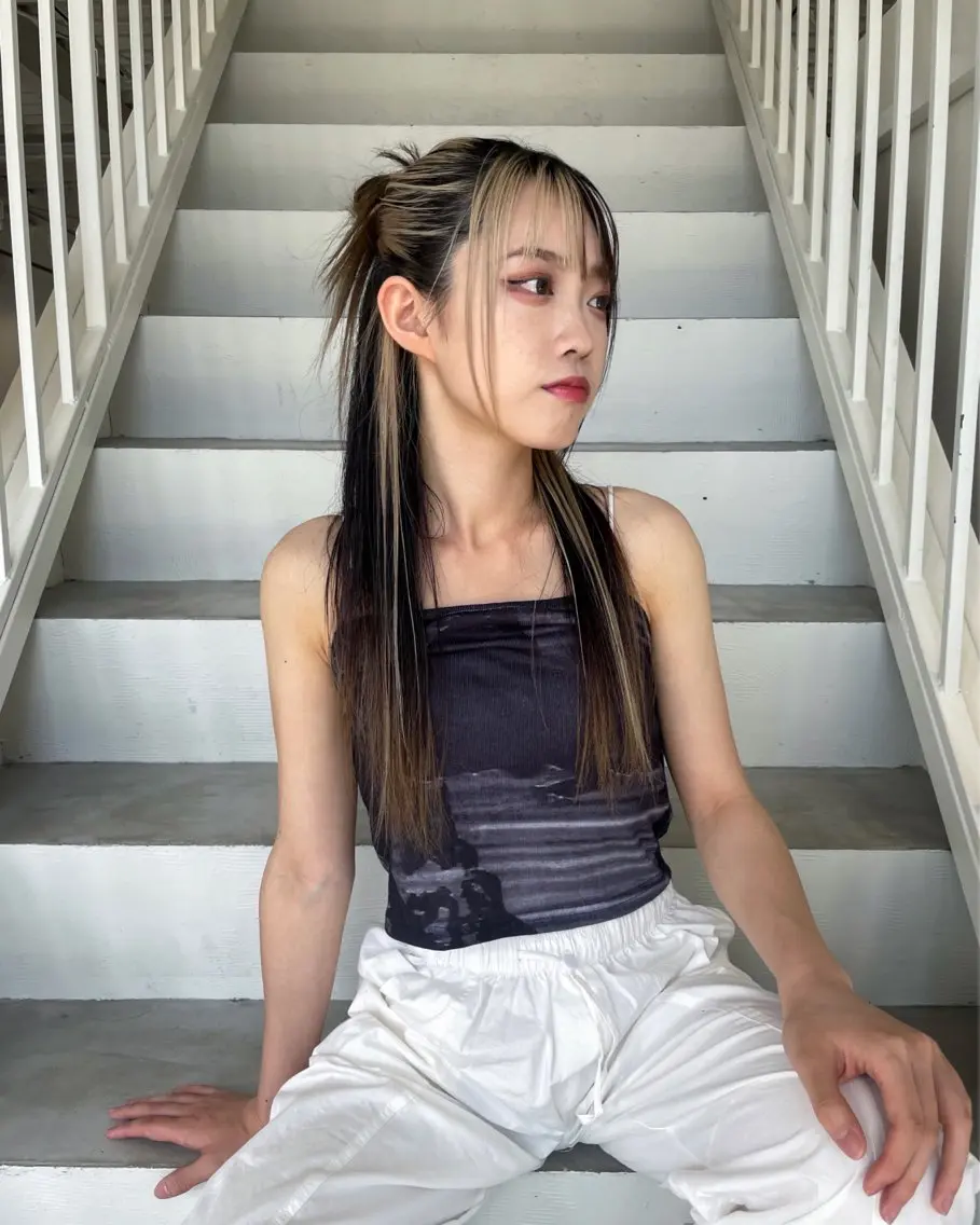 ロング カラー ヘアカラー 林 千聖のヘアスタイル