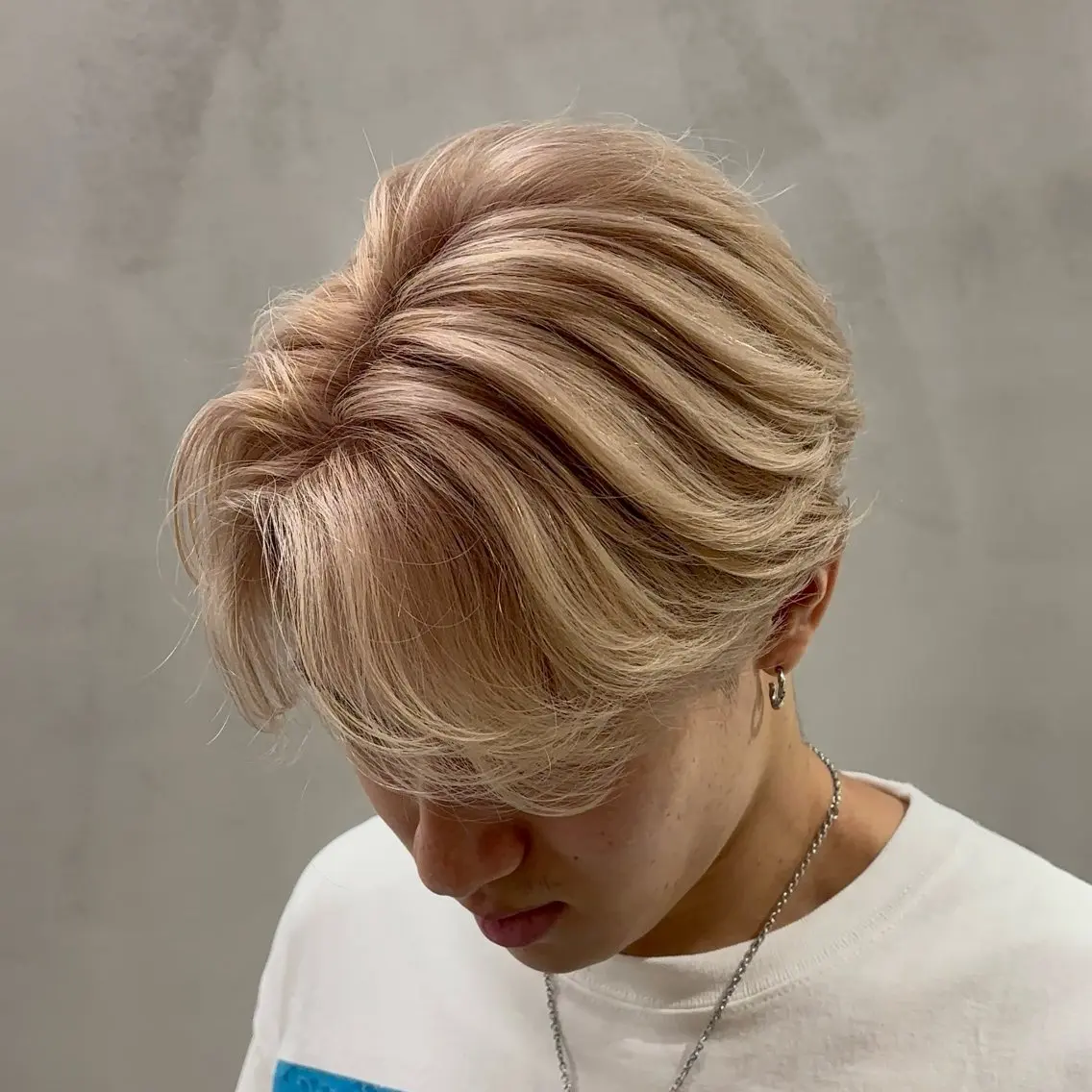カラー メンズ ベージュカラー ホワイトベージュ カット ヘアカラー 縮毛矯正 トリートメント オカベ ショウマのヘアスタイル