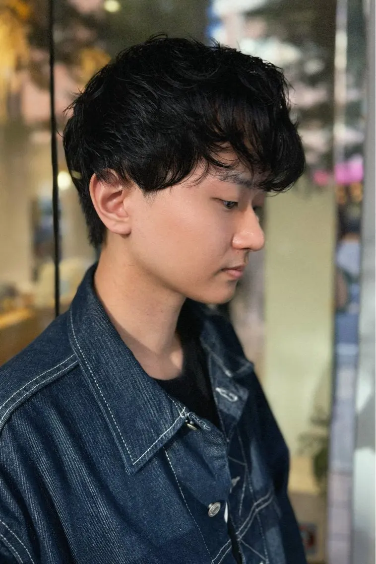 ショート パーマ メンズ センターパート ダウンパーマ フェザーパーマ メンズハイライト メンズ韓国風 藤崎百道メンズカット Zina/森井唯央のヘアスタイル