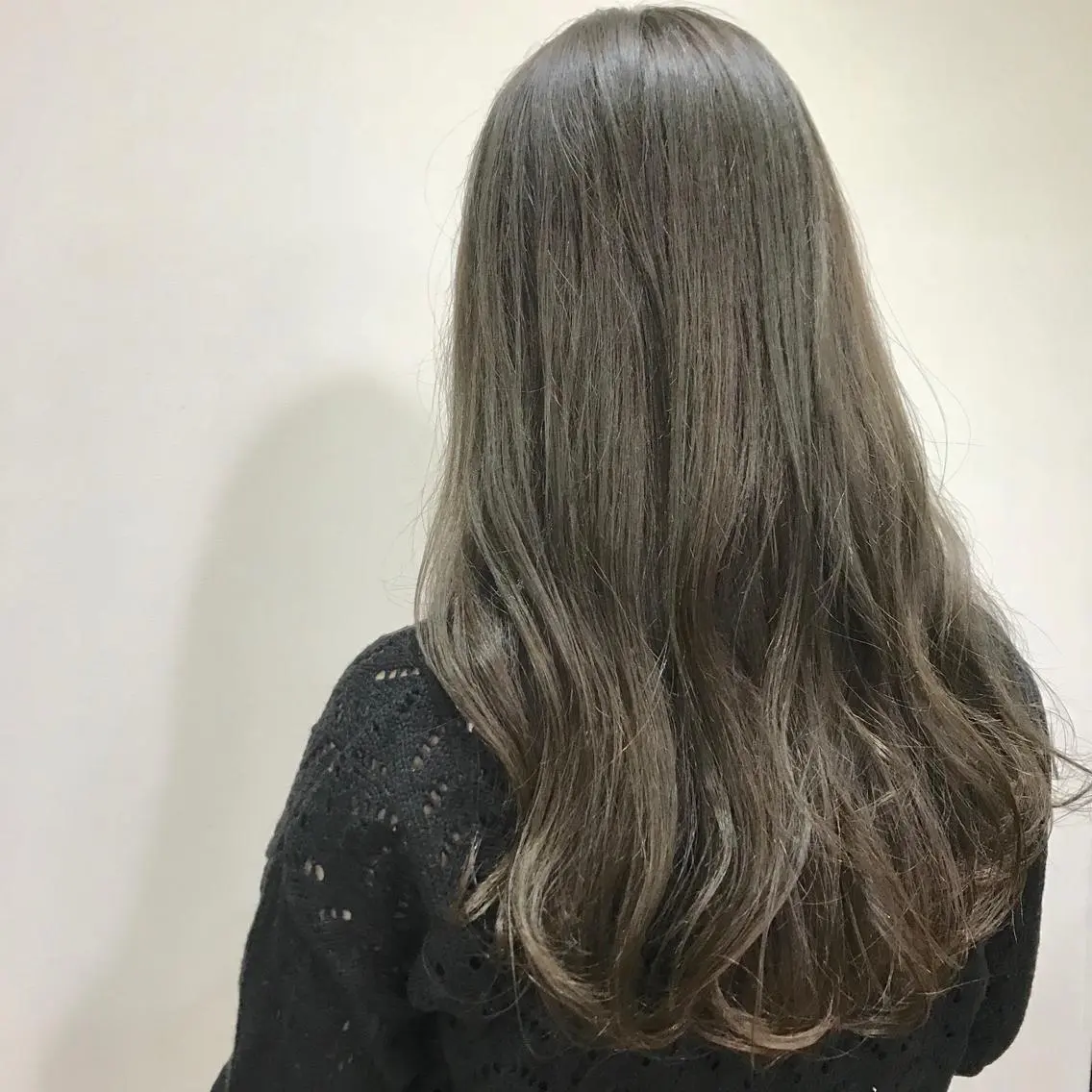ロング カラー グレージュ オリーブグレージュ オリーブグレー いけだ ひかり ハイライトくびれヘアのヘアスタイル