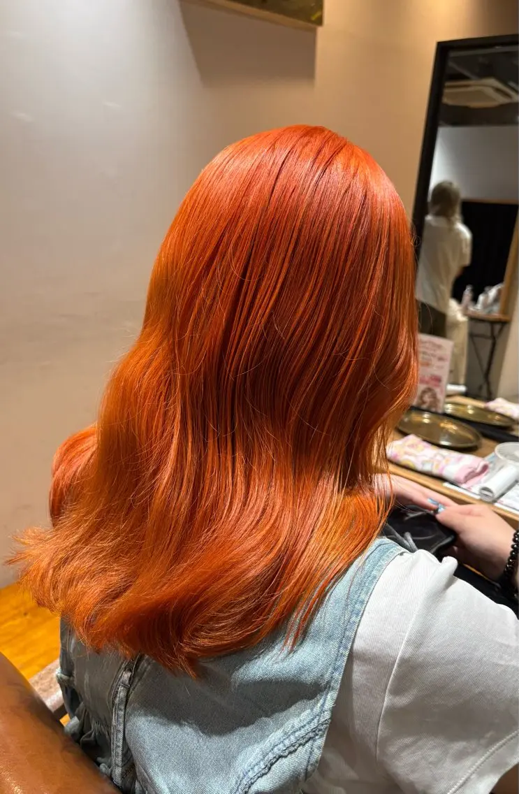 セミロング カラー ブリーチ ダブルカラー オレンジ ヘアカラー 🎨艶感ニュアンス カラー🐬櫻井海星のヘアスタイル