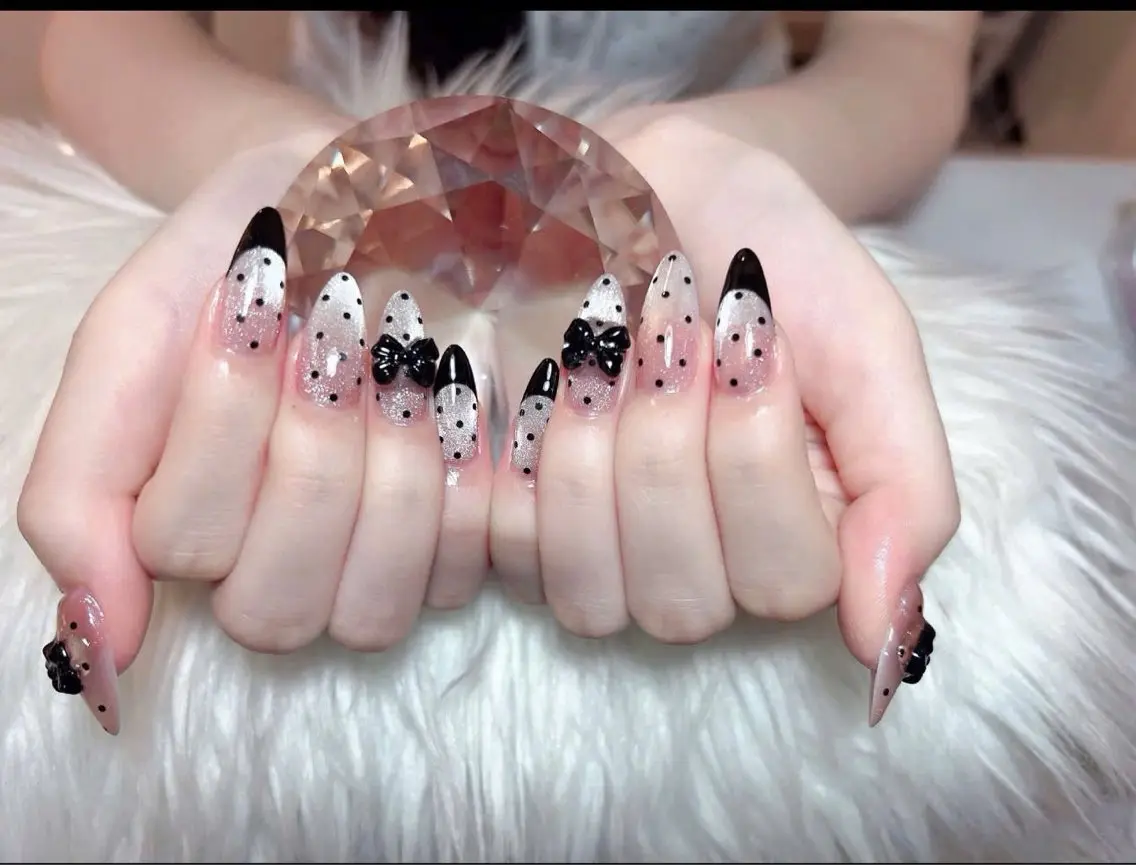 ネイル フラッシュネイル フレンチネイル グラデーション キラキラネイル 韓国ネイル ハンドネイル nyunn nailのネイルデザイン