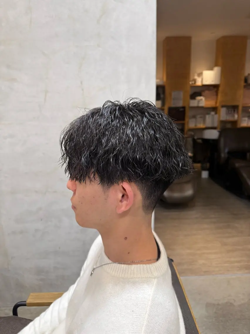 ショート パーマ メンズ センターパート メンズパーマ ツイストスパイラルパーマ 刈り上げ スパイラルパーマ 🔥KOSEI🔥 波巻き/ツイスパのヘアスタイル