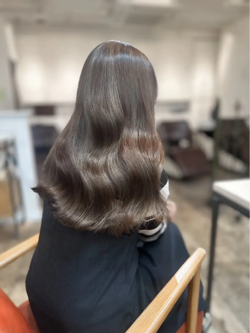 セミロング カラー グレージュ シルバー シルバーグレージュ カット ヘアカラー トリートメント 🌈艶髪縮毛矯正🌈 岡野美典のヘアスタイル
