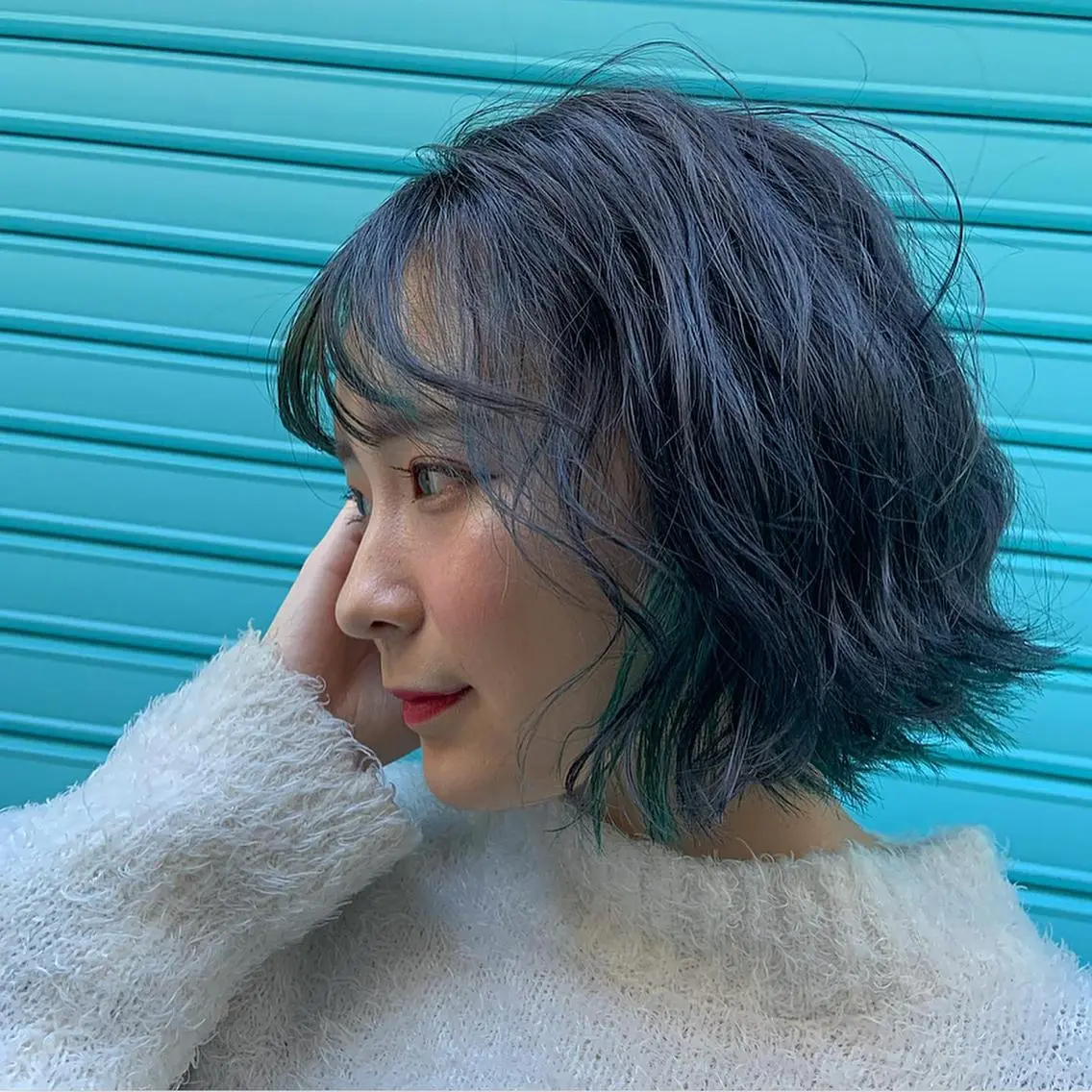ミディアム カラー 黒髪 ブルーカラー ブルーブラック エメラルドグリーン インナーカラー カット ヘアカラー 韓国✖️網紅🖤 パーマYURIYAのヘアスタイル