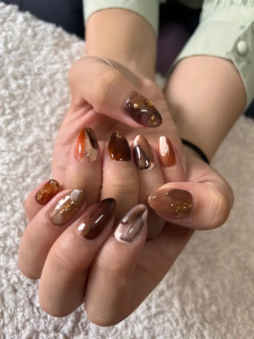 ネイル ブラウン ニュアンスネイル ホワイト アトリエ オーラ annaのネイルデザイン