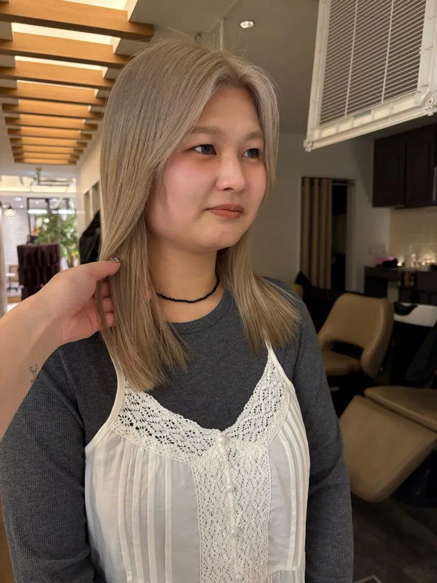 ミディアム カラー ベージュカラー ホワイトベージュ ヘアカラー リカ/ハイトーン ・オリーブ🍀のヘアスタイル