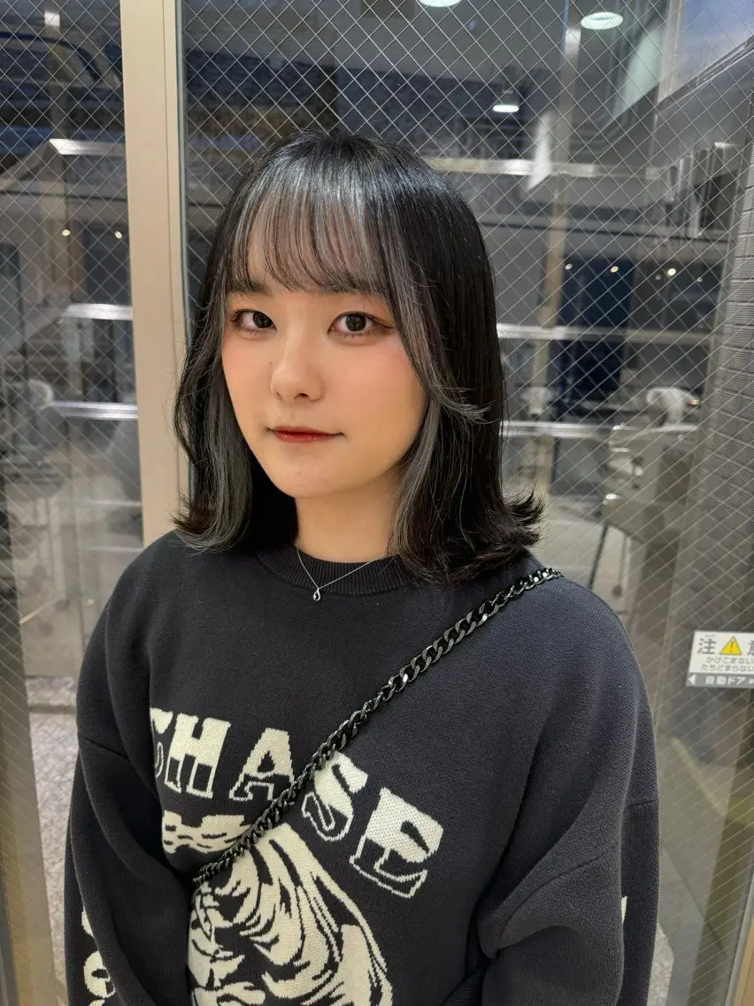ミディアム カラー ミストバング 黒髪 フェイスフレーミング シルバー レイヤーカット ベージュ/KANAのヘアスタイル