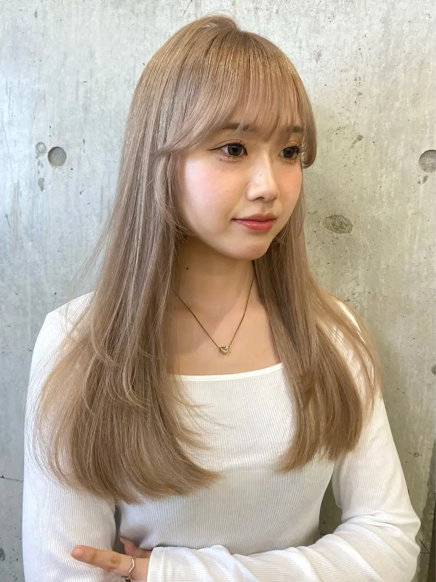 セミロング ハイトーン💎 ホワイトベージュ坪谷のヘアスタイル
