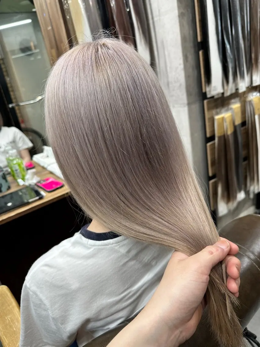 セミロング カラー ブリーチ グレージュ ラベンダーカラー ラベンダーグレージュ ラベンダーグレー ヘアカラー トリートメント ヘアセット 難波ブリーチカラー 伊藤洋輝のヘアスタイル