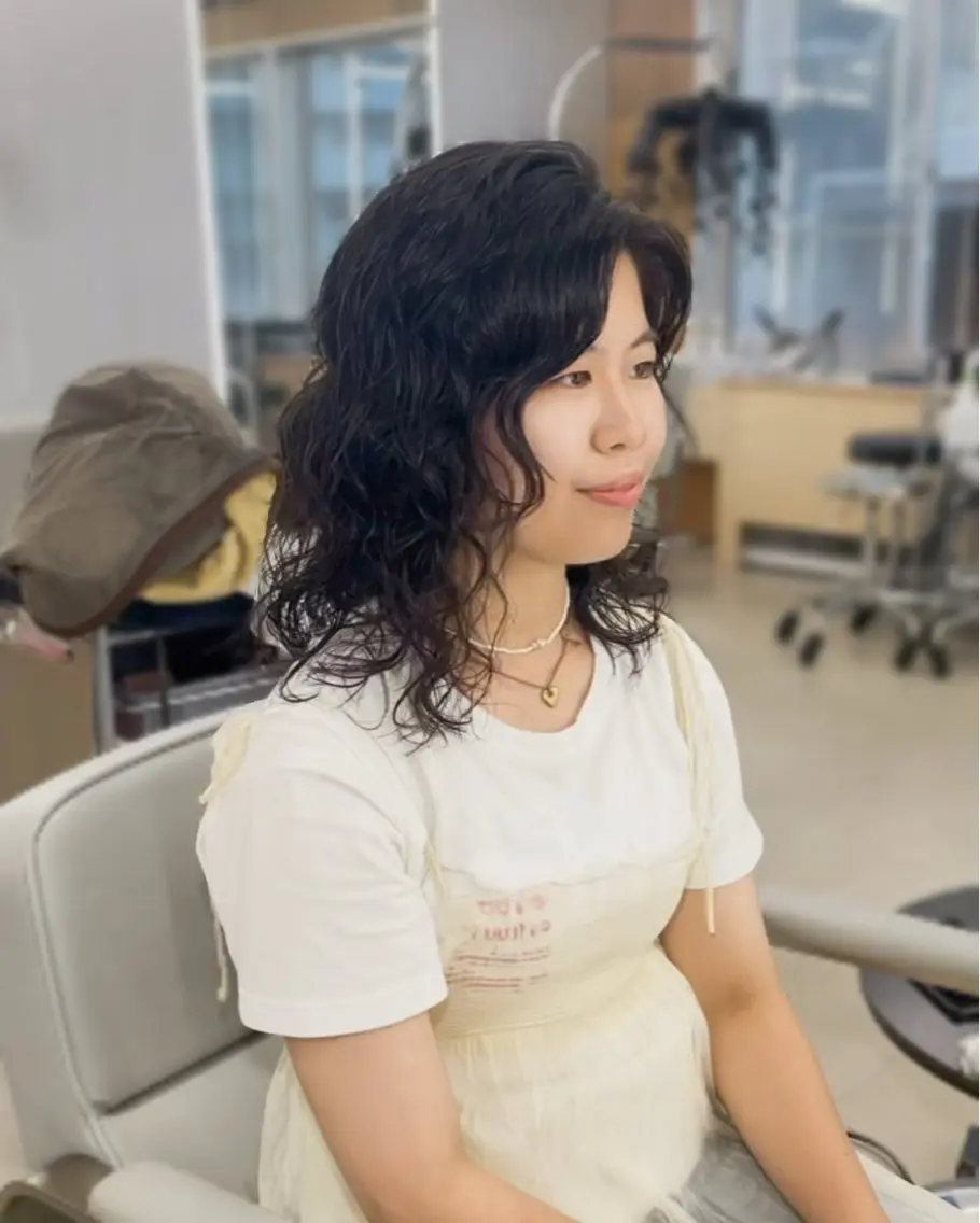 ミディアム ミディアムパーマ レイヤーカット 佐々木 梨乃のヘアスタイル