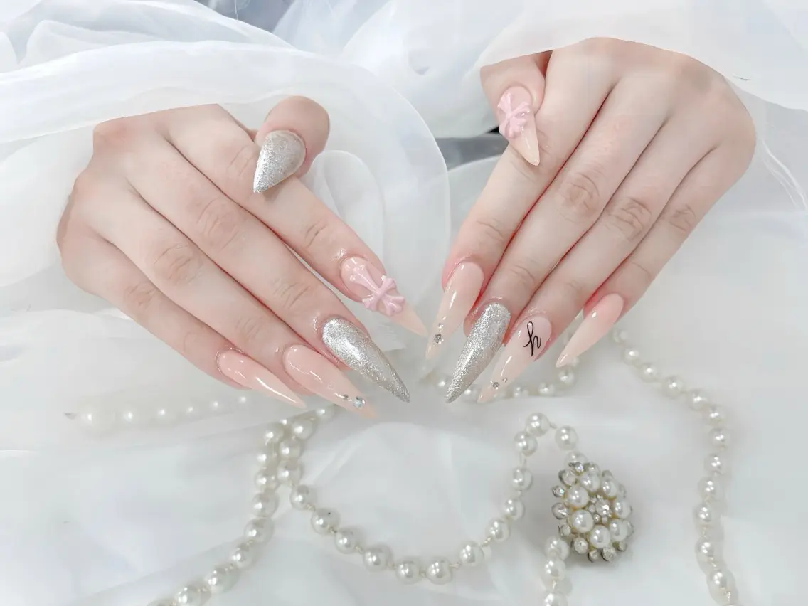 ネイル オーロラネイル ブラウン チークネイル フラッシュネイル フラワーネイル ハンドネイル Rin Nail 新大久保店のネイルデザイン