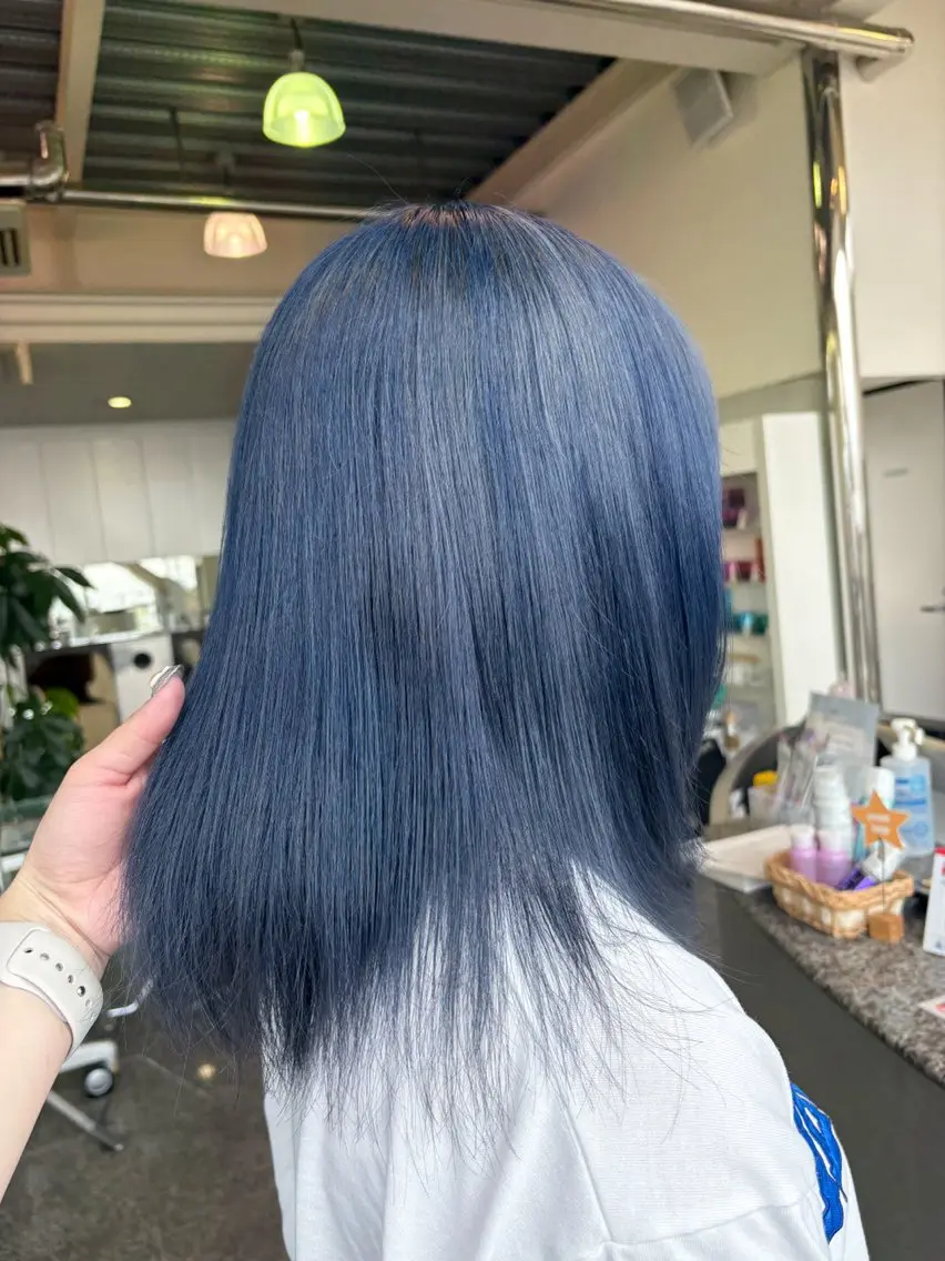 ミディアム カラー ブルーカラー シルバー カット ヘアカラー トリートメント ハイトーン/ブリーチ 🤍足立里湖のヘアスタイル