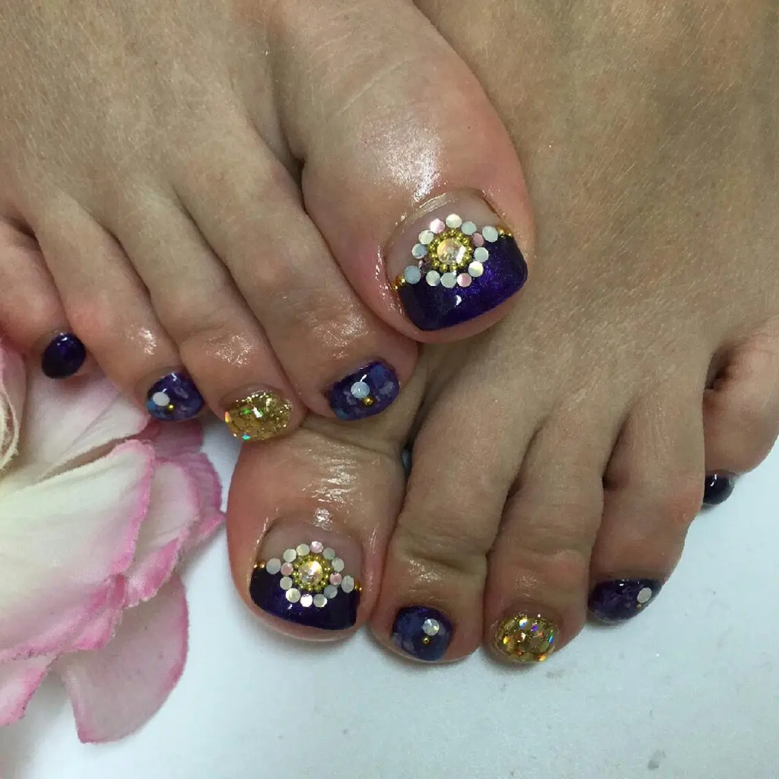 ミディアム ショート セミロング パーマ ロング ネイル まつエク フットネイル キラキラネイル ストーンネイル Lino Nail sekitomiのネイルデザイン