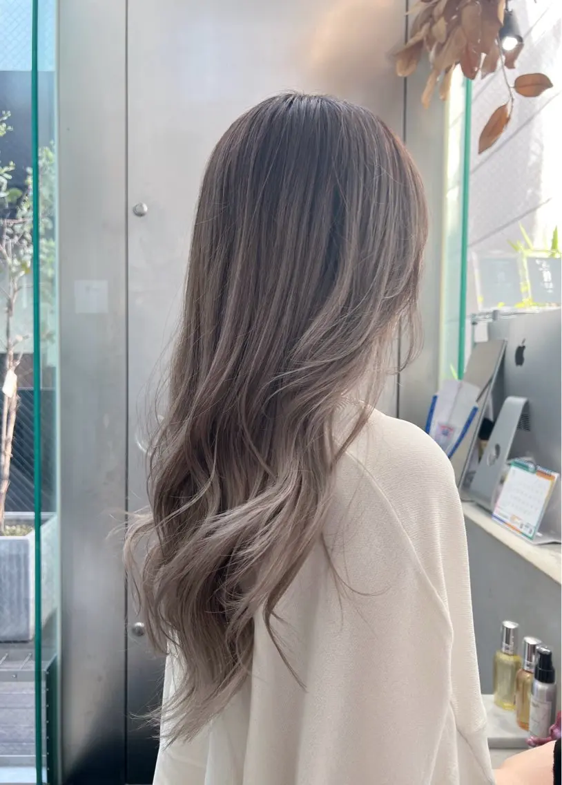 ロング カラー グラデーションカラー グレージュ カット ヘアカラー トリートメント CHERIEブリーチ ダブルカラー 天神のヘアスタイル