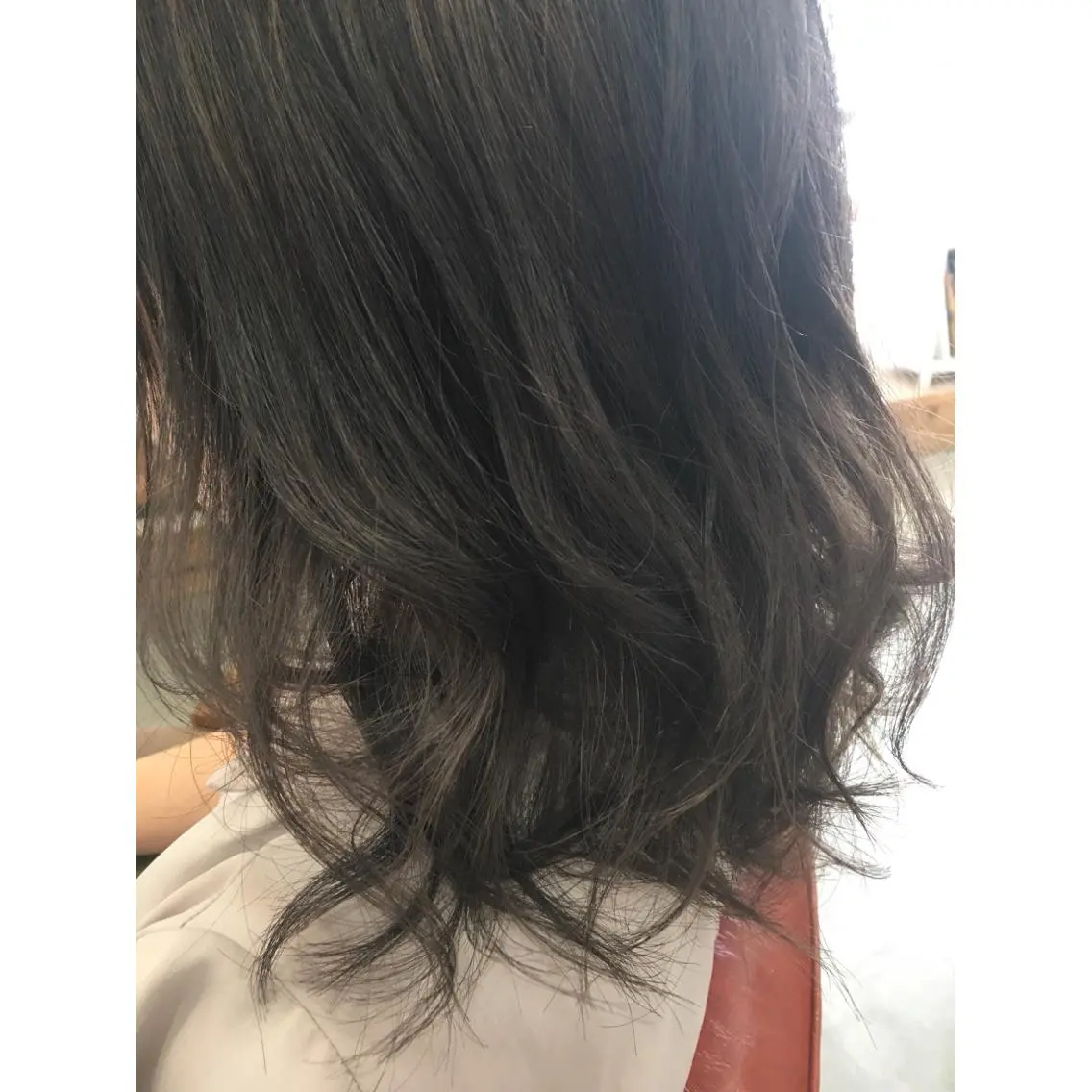 セミロング カラー グレージュ fio マナミのヘアスタイル