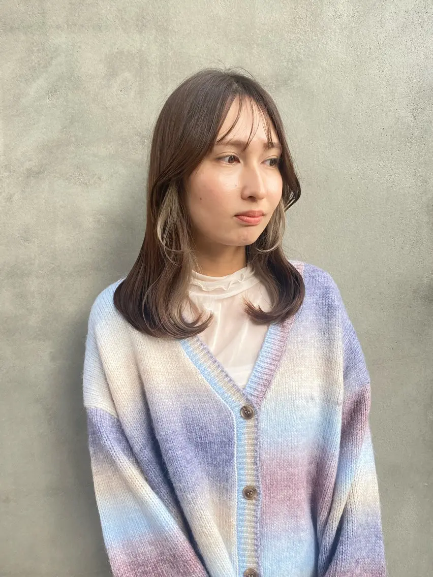 ミディアム カラー ブリーチ カット ヘアカラー SHICENEケイ レイヤーカット🦋のヘアスタイル