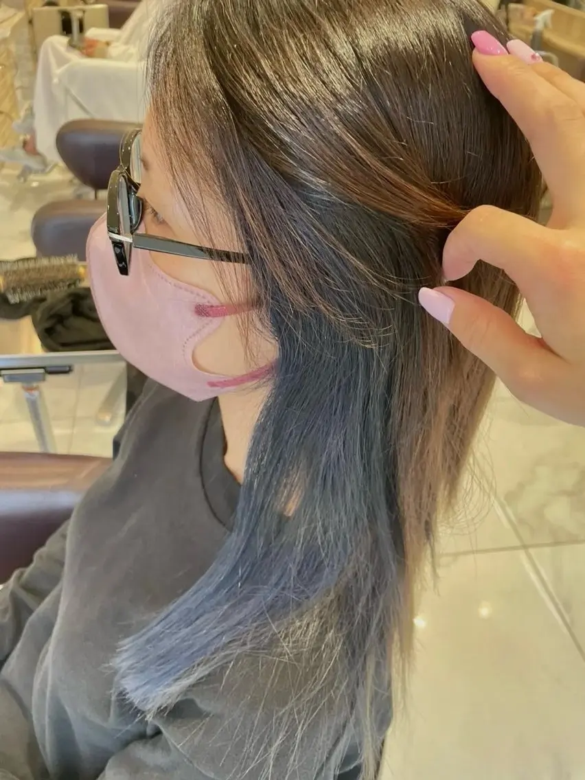 セミロング カラー ブリーチ ブルーカラー イヤリングカラー GRANDEUR natsukiのヘアスタイル