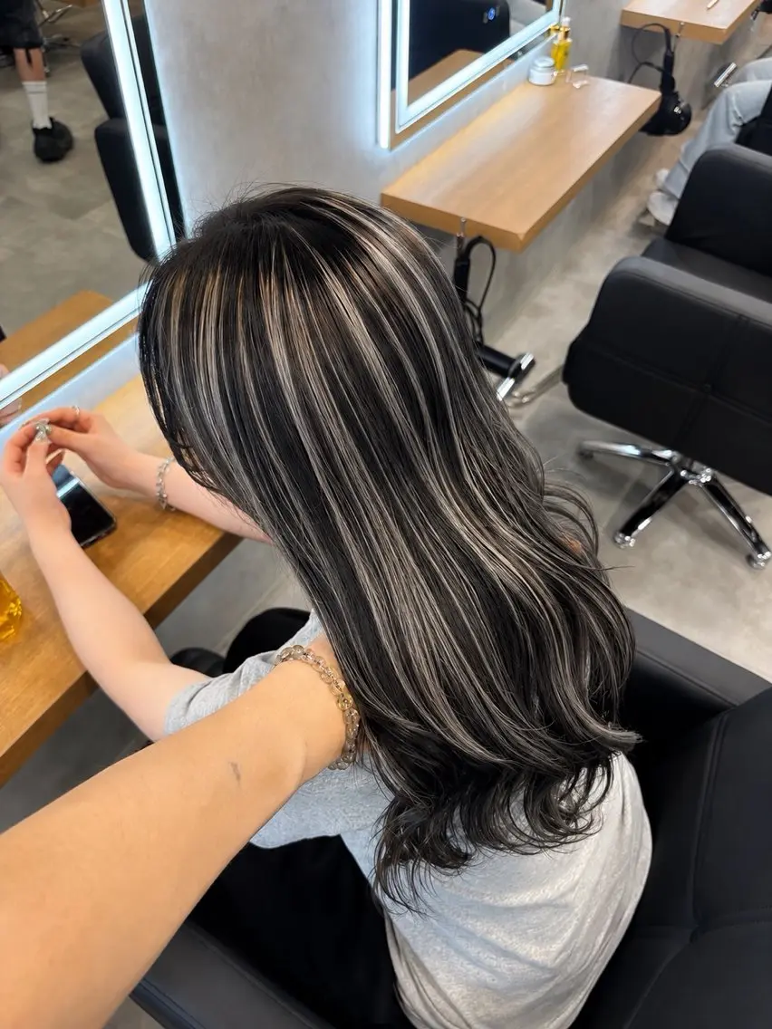 ロング カラー パーマ ヘアアレンジ カット ヘアカラー トリートメント ヘッドスパ 透明感ブリーチカラー 🌈TOMOHIROのヘアスタイル