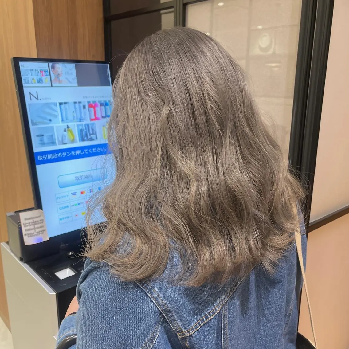 ミディアム カラー グレージュ lien ヒジリのヘアスタイル